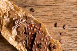 Foto gratuita assortimento di cioccolatini vista dall'alto sul tavolo di legno