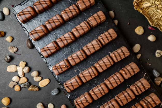 Foto gratuita vista dall'alto di cioccolatini su un supporto con pietre