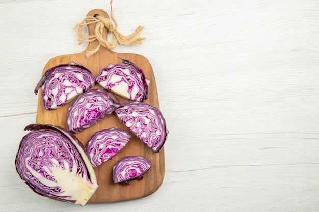 Free photo top view chopped red cabbage on chopping board on grey table