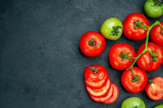 Top view chopped tomatoes tomato branch fresh green tomatoes on black table free place