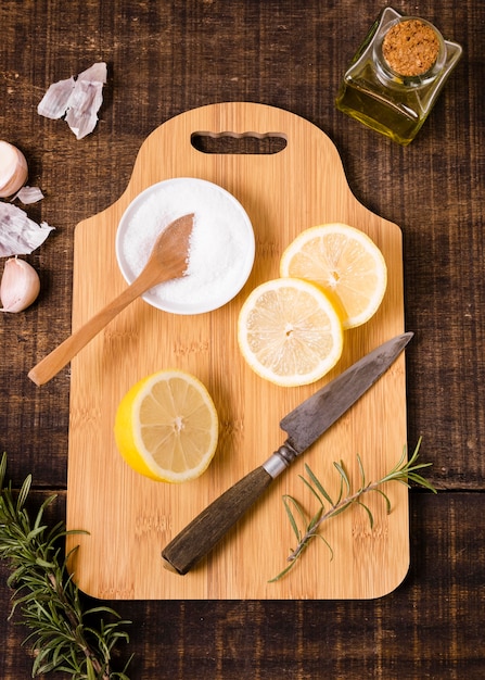 Foto gratuita vista dall'alto del tagliere con fette di limone e coltello