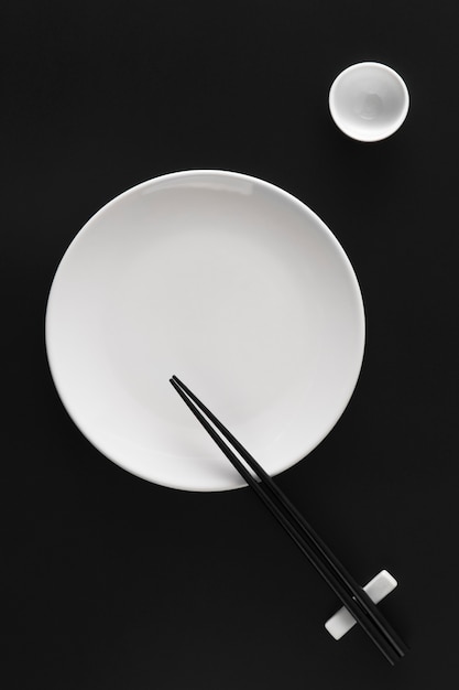 Free photo top view over chopsticks with bowl