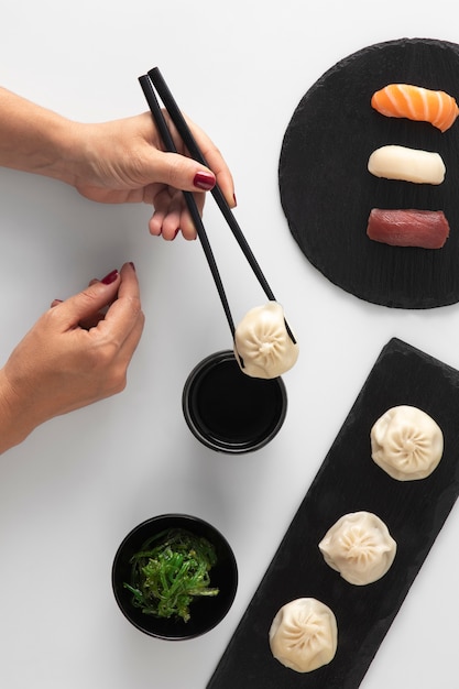 Вид сверху на палочки для еды с суши