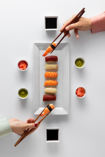 Foto gratuita vista dall'alto sulle bacchette con sushi