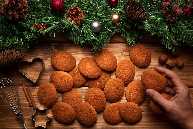 Free photo top view christmas biscuits with wooden background