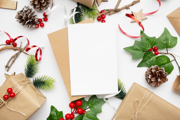 ギフトボックス、リボン、モミの枝、コーン、白いテーブルの上のアニスとクリスマスの構成の上面図