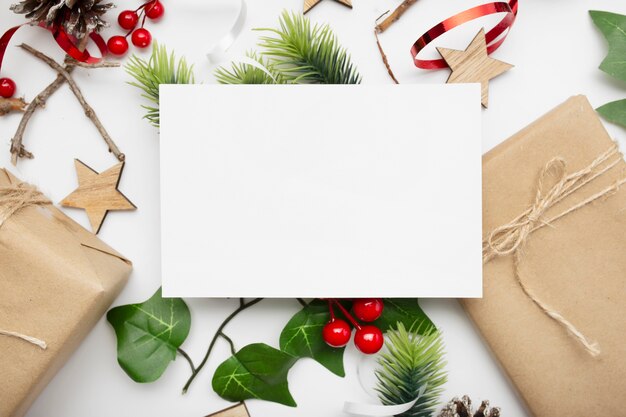 선물 상자, 리본, 전나무 가지, 콘, 흰색 테이블에 아니스와 크리스마스 구성의 상위 뷰