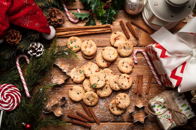 木製の背景を持つトップビュークリスマスクッキー