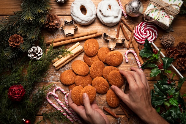 木製の背景を持つトップビュークリスマスクッキー