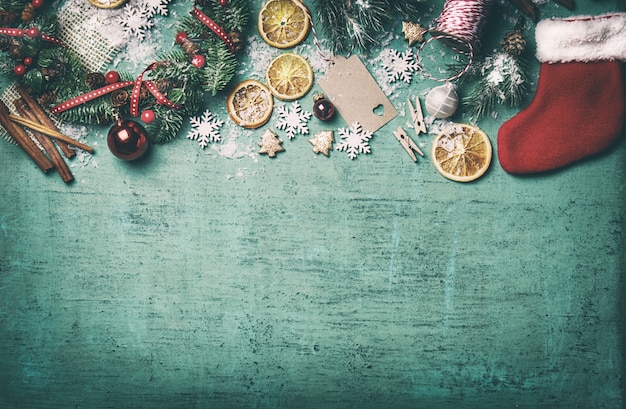 Foto gratuita vista dall'alto di decorazione di natale con fette d'arancia