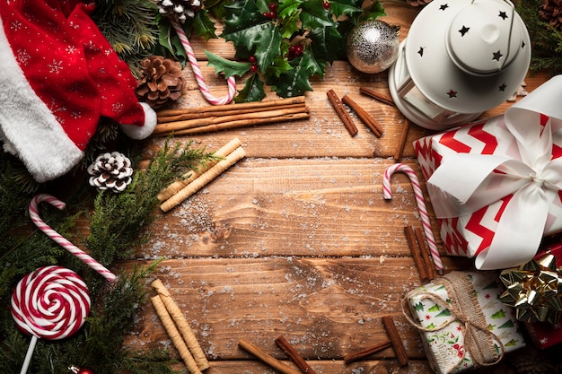 木製の背景を持つトップビュークリスマスの装飾