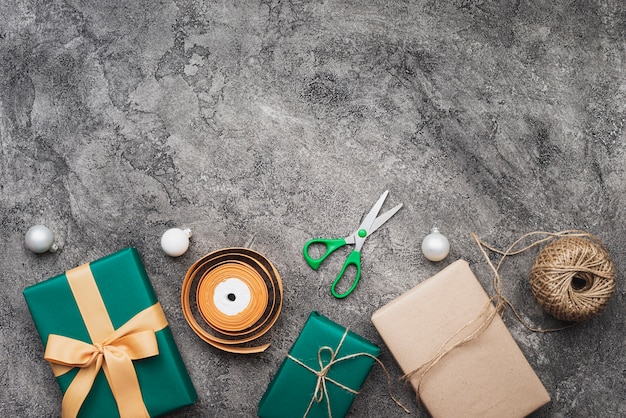 Foto gratuita vista superiore del regalo di natale su fondo di marmo con lo spazio della copia