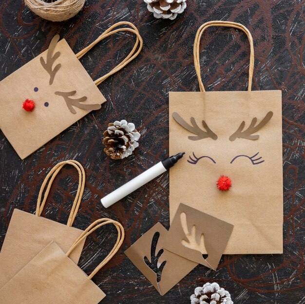 Вид сверху на рождественские бумажные пакеты с украшениями из оленей