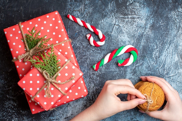 Foto gratuita regali di natale vista dall'alto con biscotti