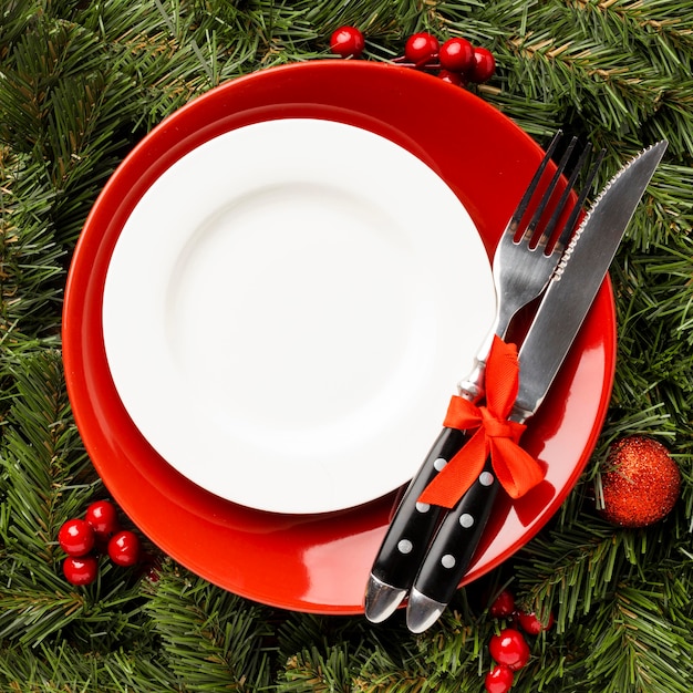 Free photo top view christmas tableware with decorations