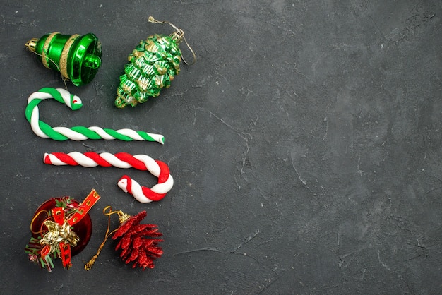 Бесплатное фото Вид сверху рождественские игрушки с конфетами на темном фоне