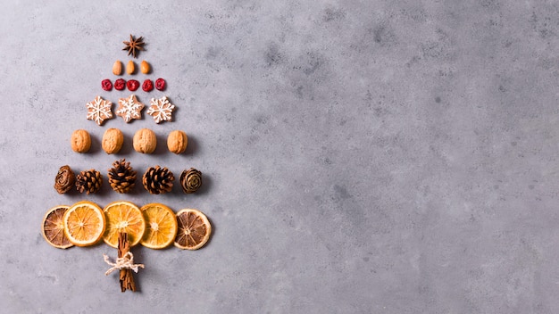 Free photo top view of christmas tree shape made of dried citrus and gingerbread