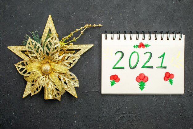 上面図クリスマスツリーのおもちゃ黄金色とノートの番号2021、新年
