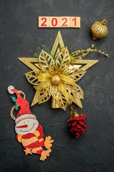 弓とかわいい詳細とトップビューのクリスマスツリーのおもちゃ 無料写真