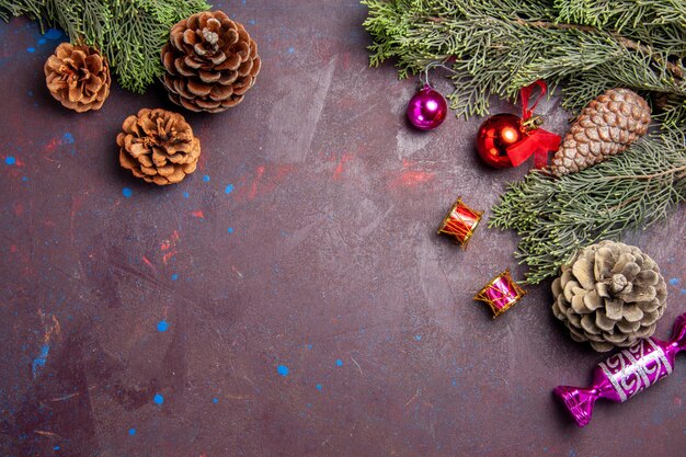 Рождественская елка с шишками и игрушками на темном пространстве