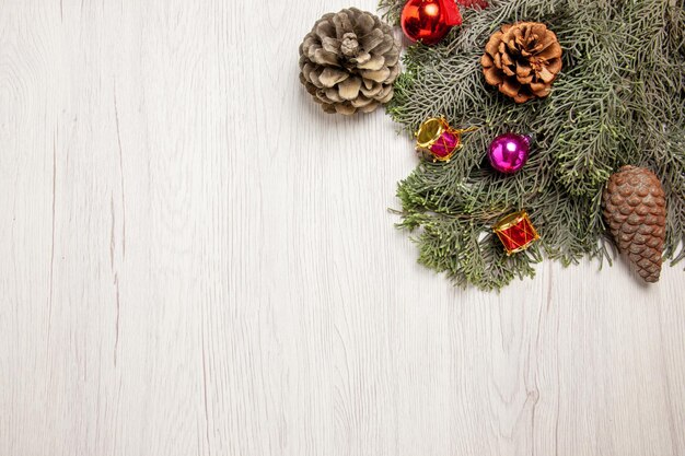 흰색 책상 나무 휴일 장난감 색상에 콘과 함께 상위 뷰 크리스마스 트리