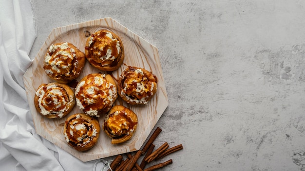 Free photo top view cinnamon rolls on wooden board