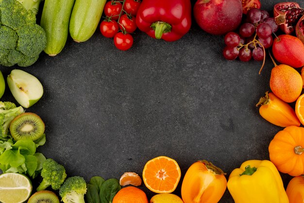 Круглая рамка с фруктами и овощами, вид сверху