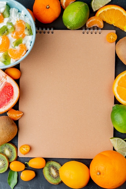 柑橘系の果物のライムレモンオレンジなどのコピースペースを持つ平面図