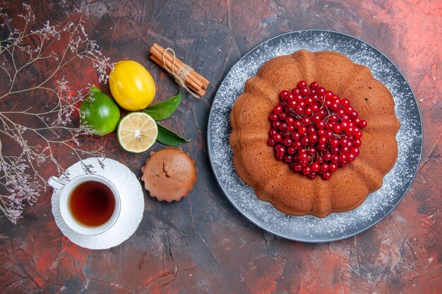 上面図柑橘系の果物ベリーシナモンとお茶のカップレモンカップケーキの木の枝とケーキ