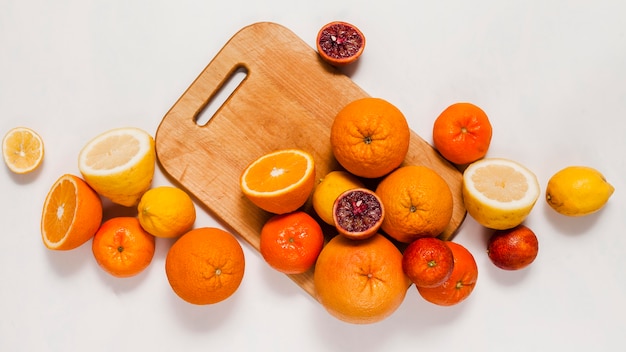 木の板の上から見た柑橘類