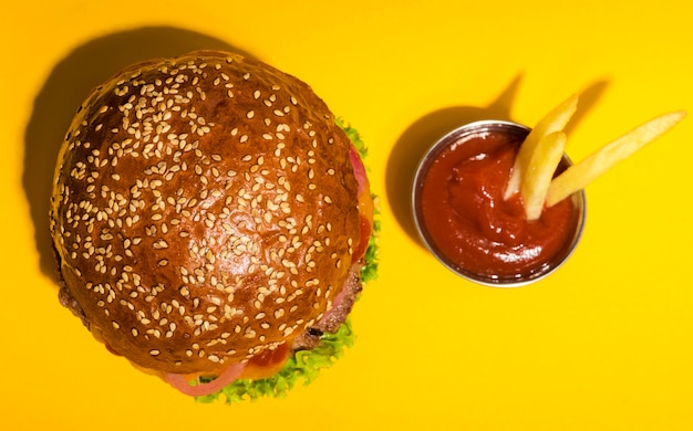 Foto gratuita hamburger di manzo classico vista dall'alto con ketchup