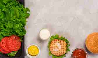 Free photo top view classic burger with tomato slices and dip