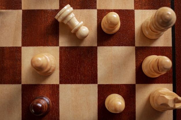 Классическая шахматная доска, вид сверху, натюрморт
