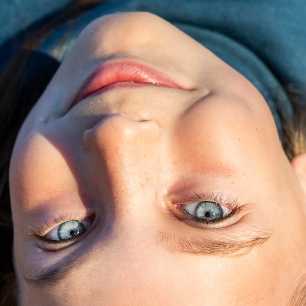 Foto gratuita ritratto del primo piano vista dall'alto di una bambina con gli occhi azzurri