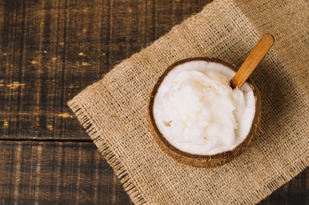 Free photo top view close-up shot coconut oil in exotic bowl