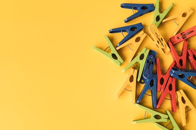 Free photo top view clothespin with yellow background