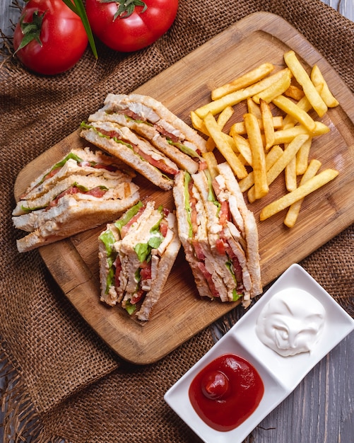 Panino club vista dall'alto con ketchup di patatine fritte con maionese e pomodori