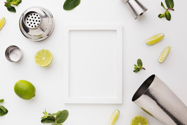 Foto gratuita vista dall'alto di ingredienti cocktail con shaker e cornice