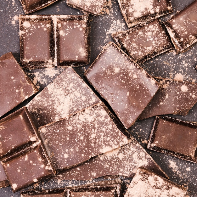 Бесплатное фото Вид сверху какао-порошок, покрывающий шоколад