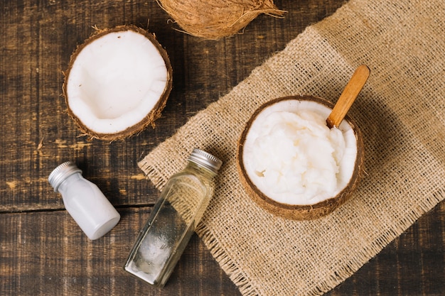 Vista dall'alto olio di cocco con composizione di cocco