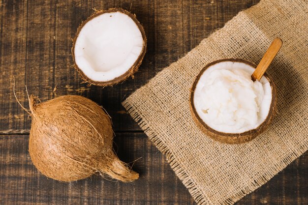 Vista dall'alto olio di cocco con noce di cocco