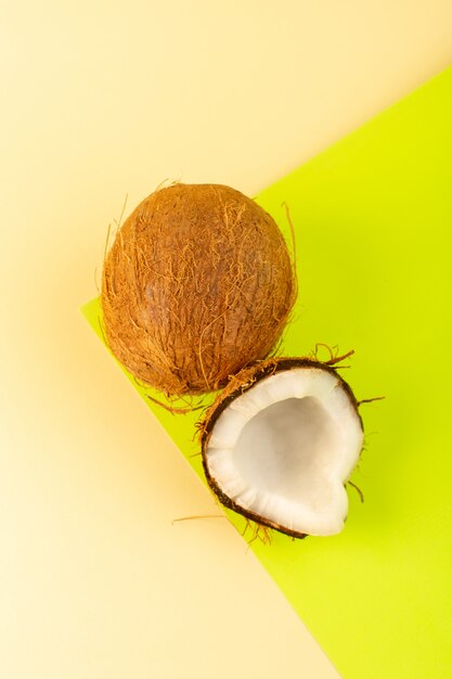 크림 피스타치오 색에 고립 된 평면도 코코넛 전체 밀키 신선한 부드러운