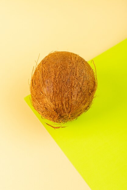 Вид сверху кокосовое целое молочно-свежая спелая, изолированная на кремовом фисташковом