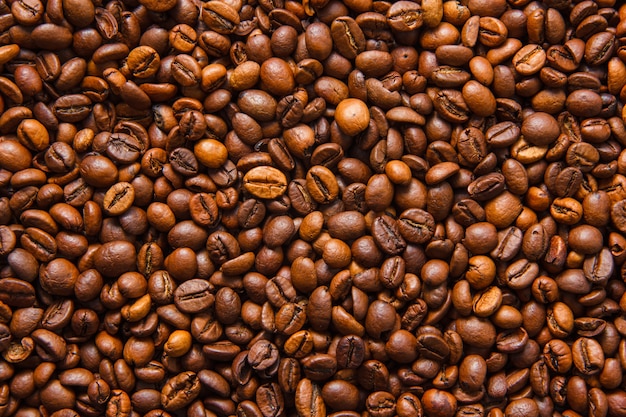 トップビューのコーヒー豆の背景。横型