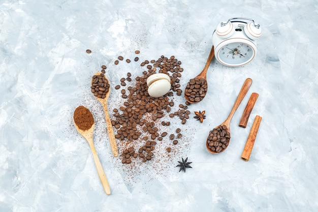 Free photo top view coffee beans and spices on grunge background