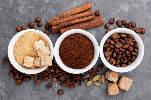 Foto gratuita vista dall'alto del concetto di caffè sul tavolo