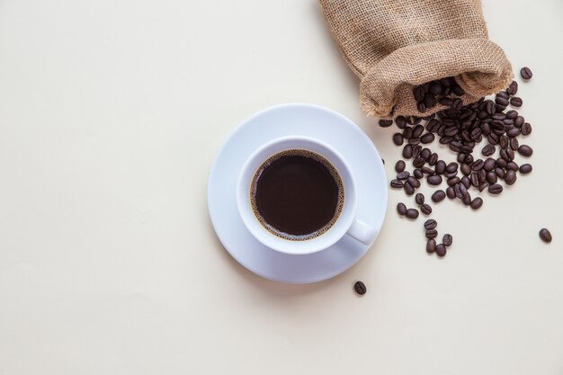 トップビューコーヒーカップとコーヒー豆