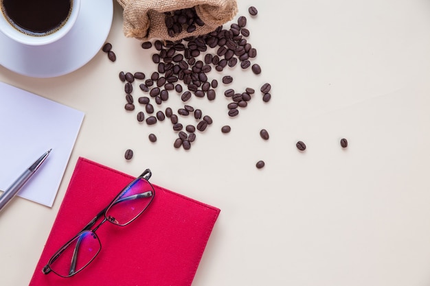 Foto gratuita vista dall'alto tazza di caffè e chicco di caffè