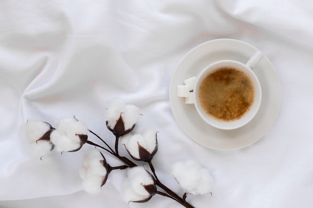 Tazza di caffè vista dall'alto su un vassoio