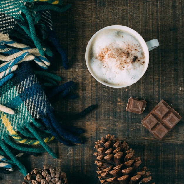 Foto gratuita vista dall'alto tazza di caffè con cioccolato